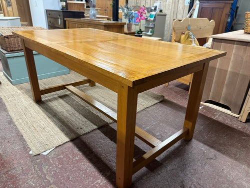 This beautiful oak extendable dining table combines timeless style with practical design, making it a fantastic centrepiece for your dining space. Crafted from sturdy oak, it offers reliable structural integrity and durability for everyday use. While it has a few minor marks, these add character without detracting from its overall excellent condition. The table’s extendable feature allows you to comfortably seat 8 to 10 guests, perfect for family meals or entertaining friends.

Overall Dimensions

170cm lon