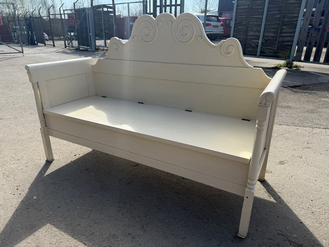This exquisite Gustavian style cream painted settle is in excellent structural and overall condition, dating back to the late 20th century. It boasts a beautifully arched back with intricate carved scroll designs, as well as panelled scroll-top arms. Additionally, the settle offers ample storage space underneath the seat.

Overall Dimensions

164cm wide x 60cm deep x 109cm high

DELIVERY AVAILABLE    

For our other items see our website https://fossewayfurniture.co.uk

collection from cv36 or delivery avai