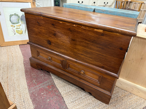 This beautiful solid pine blanket box is sturdy and in good overall shape. While it shows some minor marks, they are nothing significant. It provides plenty of storage with two dovetail jointed drawers and additional space beneath the lid. Plus, it features two handles on the sides for easy moving.

Overall Dimensions

95.5cm wide x 50cm deep x 66cm high

DELIVERY AVAILABLE      

For our other items see our website https://fossewayfurniture.co.uk

collection from our shop at cv36, our collection zone at bs