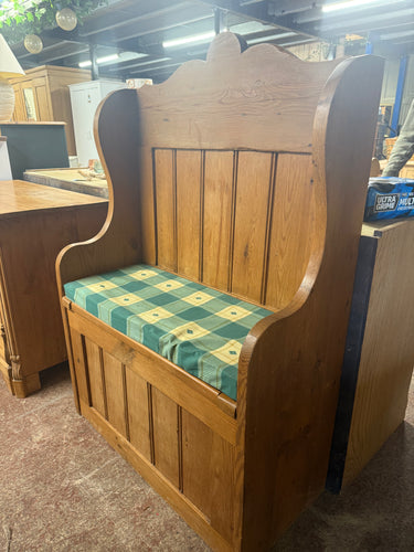 This beautiful vintage pine settle is solidly built and remains in good condition. It has a few small marks, but nothing significant. The seat lifts easily to reveal generous storage space underneath. Bring a delightful touch of vintage country charm to your living space with this lovely piece.

Overall Dimensions

91cm wide x 40cm deep x 133cm high

DELIVERY AVAILABLE      

For our other items see our website https://fossewayfurniture.co.uk

collection from our shop at cv36, our collection zone at bs36 or