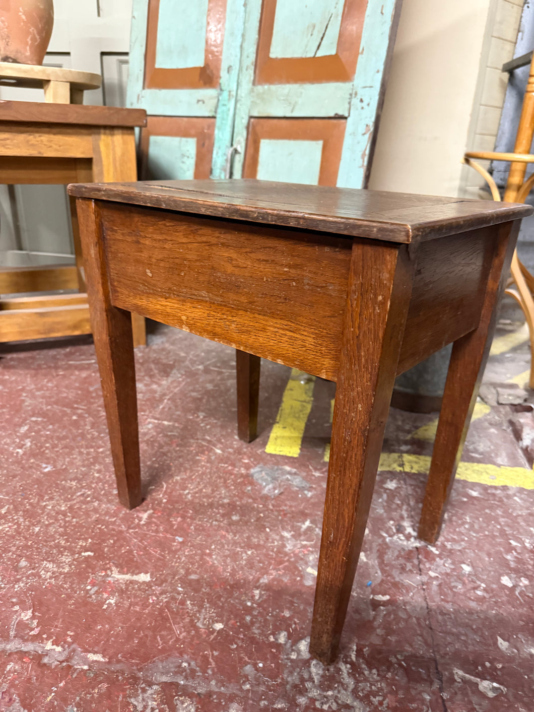 This compact oak work box is sturdy and well-maintained. It shows some signs of use with minor marks, but nothing significant. The lid lifts to reveal a handy storage space inside.

Overall Dimensions

43cm wide x 32.5cm deep x 46.5cm high

DELIVERY AVAILABLE      

For our other items see our website https://fossewayfurniture.co.uk

collection from our shop at cv36, our collection zone at bs36 or otherwise delivery is available
