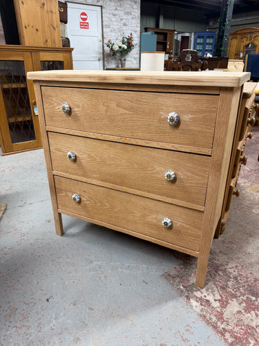This oak chest of drawers has undergone a complete stripping process to return it to its natural state, so it may be advised to apply a coat of wax for protection. Though slightly used, it displays minimal marks and features three long dovetail drawers for ample storage space.

Overall Dimensions

88cm wide x 43cm deep x 87cm high

DELIVERY AVAILABLE      

For our other items see our website https://fossewayfurniture.co.uk

collection from our shop at cv36, our collection zone at bs36 or otherwise delivery