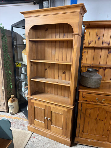 This durable solid pine bookcase is well-built and generally in good shape. It shows some signs of use with minor marks, but nothing significant. The top section features three shelves, while the bottom has a double cupboard with one shelf inside.

Overall Dimensions

90cm wide x 28cm deep x 200cm high

DELIVERY AVAILABLE      

For our other items see our website https://fossewayfurniture.co.uk

collection from our shop at cv36, our collection zone at bs36 or otherwise delivery is available
