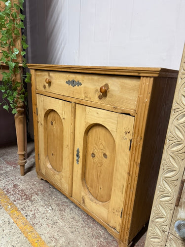 This beautiful antique pine sideboard is sturdy and generally well-preserved. While it shows some signs of use, the marks are minor and don’t detract from its charm. It features a long drawer with dovetail joints above a double cupboard that includes a single shelf inside for storage.

Overall Dimensions

95cm wide x 44.5cm deep x 91cm high

DELIVERY AVAILABLE      

For our other items see our website https://fossewayfurniture.co.uk

collection from our shop at cv36, our collection zone at bs36 or otherwis