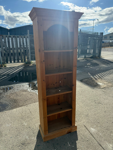 This sturdy narrow pine bookcase is well-built and remains in good shape. While it shows some minor marks from use, they are hardly noticeable. It features 4 spacious shelves, perfect for organising your books and treasures.

Overall Dimensions

61cm wide x 30cm deep x 173cm high

DELIVERY AVAILABLE      

HAVE THIS PAINTED A COLOUR OF YOUR CHOICE FOR AN EXTRA £90 OR HAVE IT COMPLETELY STRIPPED BACK FOR JUST £100    

For our other items see our website https://fossewayfurniture.co.uk

collection from our s