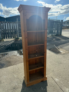 This sturdy narrow pine bookcase is well-built and remains in good shape. While it shows some minor marks from use, they are hardly noticeable. It features 4 spacious shelves, perfect for organising your books and treasures.

Overall Dimensions

61cm wide x 30cm deep x 173cm high

DELIVERY AVAILABLE      

HAVE THIS PAINTED A COLOUR OF YOUR CHOICE FOR AN EXTRA £90 OR HAVE IT COMPLETELY STRIPPED BACK FOR JUST £100    

For our other items see our website https://fossewayfurniture.co.uk

collection from our s