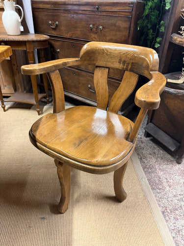 This charming Edwardian-style oak swivel desk chair is sturdy and in great condition overall. It has some gentle signs of wear, but nothing significant. It’s a wonderful addition to brighten up your office space.

Overall Dimensions

approx : 63cm wide x 46cm deep x 77cm high

DELIVERY AVAILABLE      

For our other items see our website https://fossewayfurniture.co.uk

collection from our shop at cv36, our collection zone at bs36 or otherwise delivery is available

