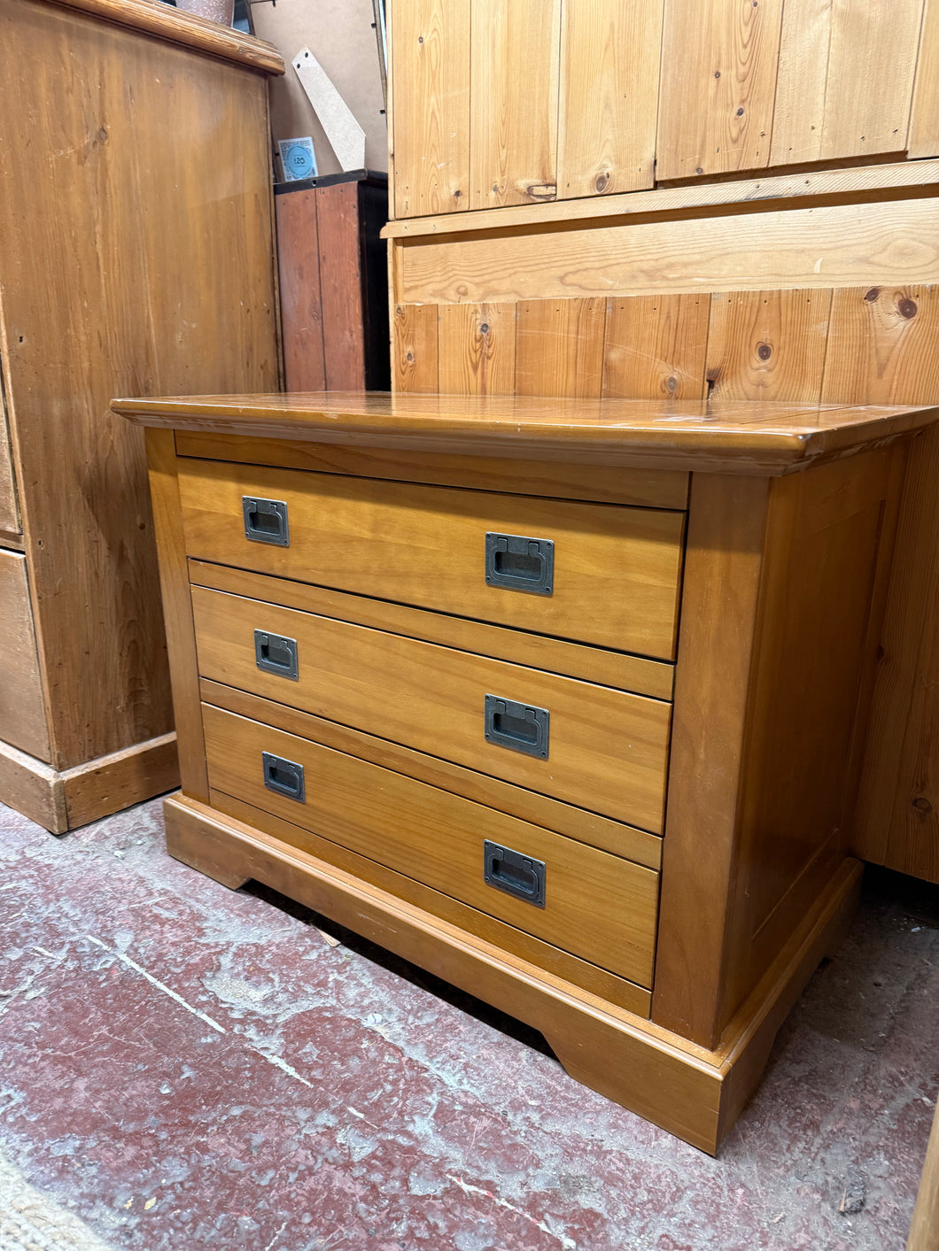 This charming oak effect chest of drawers is sturdy and well-maintained. While it shows a few scratches, they don’t impact its functionality. It features three spacious drawers, perfect for all your storage needs.

Overall Dimensions

84cm wide x 44cm deep x 63cm high

DELIVERY AVAILABLE      

For our other items see our website https://fossewayfurniture.co.uk

collection from our shop at cv36, our collection zone at bs36 or otherwise delivery is available
