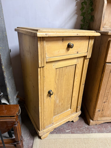 This charming tall antique pine cupboard is sturdy and well-preserved. While it shows some signs of wear, these only enhance its character. It features a small drawer above a cupboard with two shelves inside.

Overall Dimensions

51cm wide x 44.5cm deep x 93.5cm high

DELIVERY AVAILABLE      

For our other items see our website https://fossewayfurniture.co.uk

collection from our shop at cv36, our collection zone at bs36 or otherwise delivery is available
