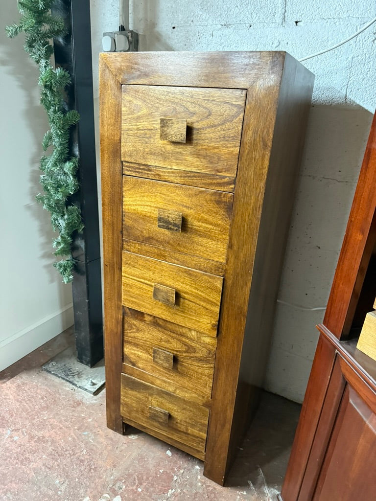 Discover the timeless beauty of a hardwood tallboy. With its sturdy structure and good condition, this piece is sure to impress. Adorned with 5 drawers, it provides plenty of storage options for all your belongings.

Overall Dimensions

46cm wide x 40cm deep x 123cm high

DELIVERY AVAILABLE      

For our other items see our website https://fossewayfurniture.co.uk

collection from our shop at cv36, our collection zone at bs36 or otherwise delivery is available
