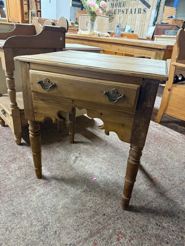 This beautiful Victorian pine side table is sturdy and well-preserved. While it shows some signs of use, the marks are minor. Featuring a dovetail-jointed drawer for handy storage, it’s an ideal spot to rest your tea and brighten up your living room.

Overall Dimensions

62cm wide x 50.5cm deep x 69cm high

DELIVERY AVAILABLE      

For our other items see our website https://fossewayfurniture.co.uk

collection from our shop at CV36 4QZ or purchase online for delivery.

