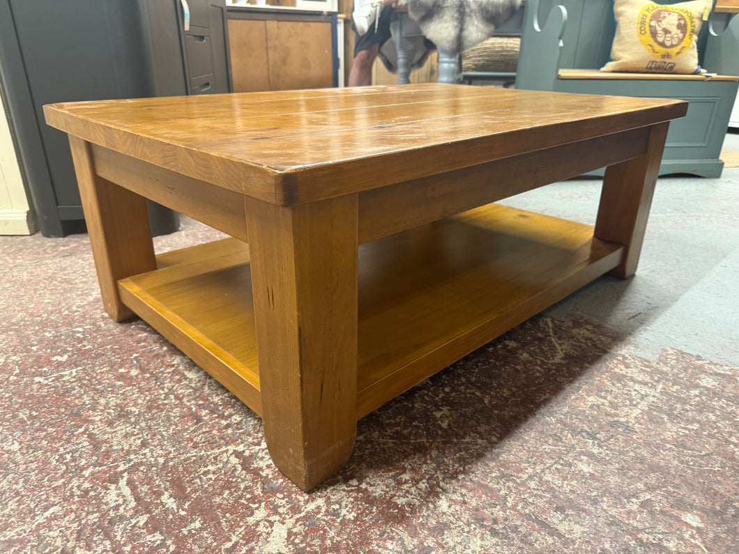 This sturdy solid wood coffee table is well-built and remains in great shape overall. It shows some light signs of use, but nothing significant. Plus, it features a handy lower shelf for extra storage.

Overall Dimensions

120cm wide x 80cm deep x 46cm high

DELIVERY AVAILABLE      

For our other items see our website https://fossewayfurniture.co.uk

collection from our shop at cv36, our collection zone at bs36 or otherwise delivery is available
