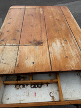 Load image into Gallery viewer, Victorian Scrub Top Table
