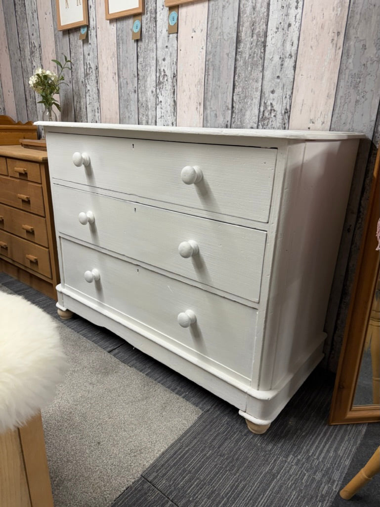 This beautiful mahogany chest of drawers is painted in a crisp white finish. Although it’s pre-loved and shows some minor marks, they don’t detract from its charm. It features three spacious drawers with dovetail joints, perfect for plenty of storage.

Overall Dimensions

115cm wide x 50cm deep x 91cm high

DELIVERY AVAILABLE      

For our other items see our website https://fossewayfurniture.co.uk

collection from our shop at CV36 4QZ or purchase online for delivery.
