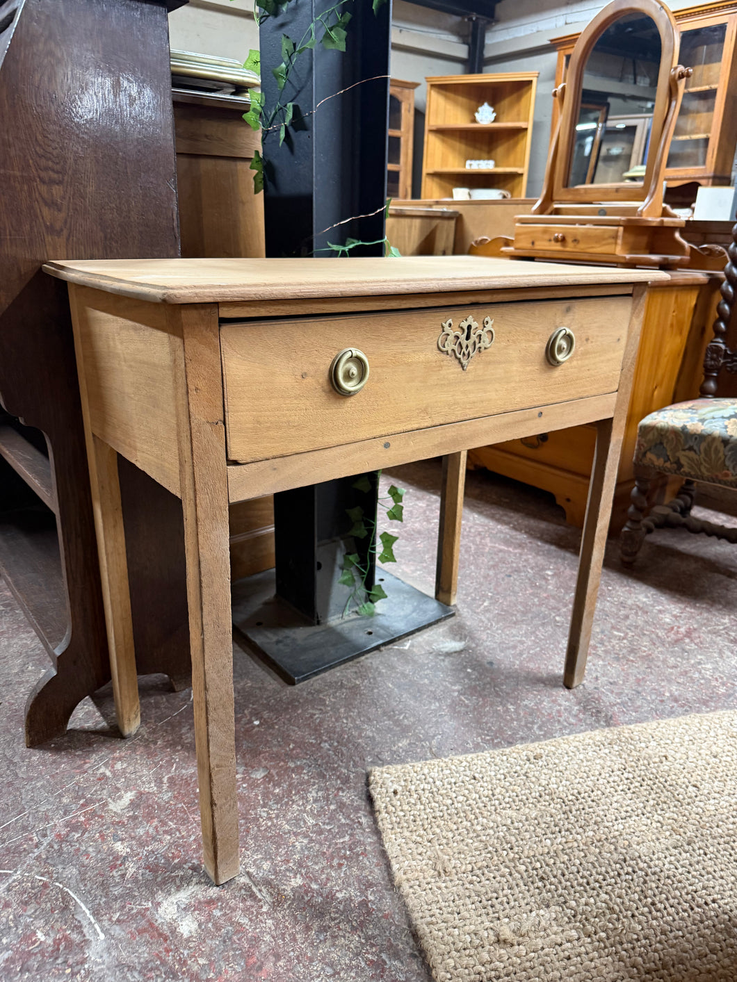 This beautiful oak console table has been fully restored to its pure, natural finish and may benefit from a layer of wax to keep it protected. It features a spacious drawer with dovetail joints, perfect for storage.

Overall Dimensions

76cm wide x 41.5cm deep x 72cm high

DELIVERY AVAILABLE      

For our other items see our website https://fossewayfurniture.co.uk

collection from our shop at cv36, our collection zone at bs36 or otherwise delivery is available

