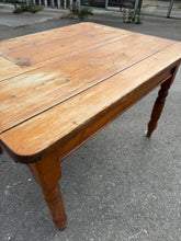 Load image into Gallery viewer, Victorian Scrub Top Table
