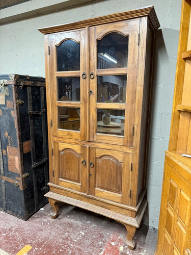 This beautiful hardwood display unit is sturdy and well-maintained. While it shows some signs of use, the marks are minor. It provides generous storage space with two shelves at the top and one at the bottom. Both doors can be locked, and it includes the original key for added security.

Overall Dimensions

98cm wide x 39cm deep x 188cm high

DELIVERY AVAILABLE      

For our other items see our website https://fossewayfurniture.co.uk

collection from our shop at cv36, our collection zone at bs36 or otherwi