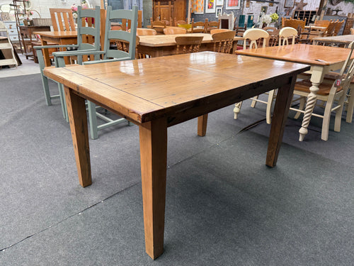 This solid pine extendable dining table features a charming rustic design and remains structurally sturdy with overall good condition. It shows some minor marks from use, but nothing significant. Perfect for seating 6 people comfortably, it can expand to accommodate 8. Plus, the legs can be removed to make moving it easier.

Overall Dimensions

140cm long x 90cm wide x 77cm high

180cm long when extended

DELIVERY AVAILABLE      

For our other items see our website https://fossewayfurniture.co.uk

collecti