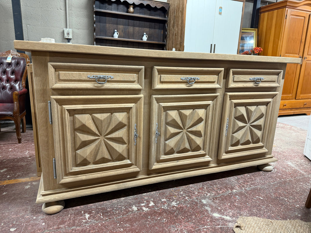 This beautiful oak sideboard has been fully stripped to reveal its natural finish and may benefit from a wax coat for added protection. It offers plenty of storage space with three dovetail joint drawers and three cupboards. It includes its original keys and is set to become the standout feature in any room.

Overall Dimensions

208cm wide x 52cm deep x 104cm high

DELIVERY AVAILABLE      

For our other items see our website https://fossewayfurniture.co.uk

collection from our shop at CV36 4QZ or purchase 