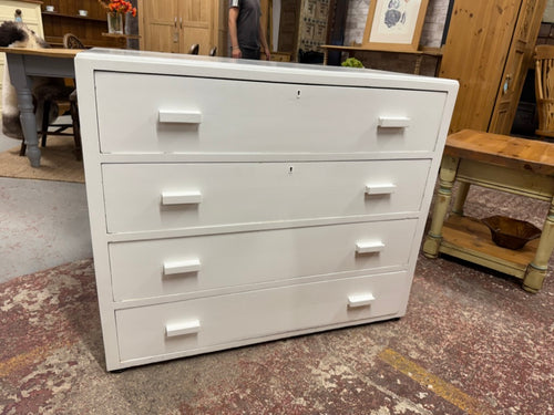 This charming wooden chest of drawers features a glossy white finish applied by previous owners, with a few spots that might need a little refreshing. It offers four spacious long drawers with dovetail joints, perfect for your storage needs. It is structrually sound.

Overall Dimensions

99cm wide x 50.5cm deep x 84cm high

DELIVERY AVAILABLE      

For our other items see our website https://fossewayfurniture.co.uk

collection from our shop at cv36, our collection zone at bs36 or otherwise delivery is avai