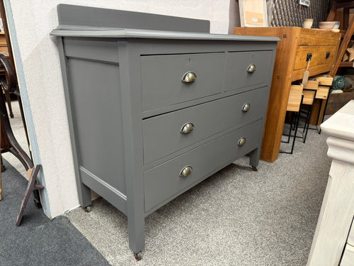 This beautiful wooden chest of drawers is finished in a vibrant 'Graphite' shade that really stands out. It features two smaller dovetail-jointed drawers above two larger ones, offering plenty of storage space. Although it’s pre-owned and shows some minor marks, they don’t detract from its charm.

Overall Dimensions

103cm wide x 46.5cm deep x 80cm high / 90cm high to backboard

DELIVERY AVAILABLE      

For our other items see our website https://fossewayfurniture.co.uk

collection from our shop at cv36, o