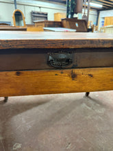 Load image into Gallery viewer, Victorian Scrub Top Table
