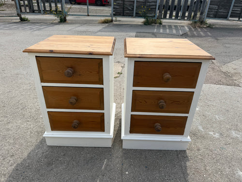 This charming pair of solid pine bedside tables are sturdy and well-maintained. While they show some signs of use, the marks are minor and do not detract from their appeal. Each bedside features three short drawers with dovetail joints, providing practical storage space.

Overall Dimensions

49cm wide x 45cm deep x 72cm high

DELIVERY AVAILABLE      

For our other items see our website https://fossewayfurniture.co.uk

collection from our shop at cv36, our collection zone at bs36 or otherwise delivery is av
