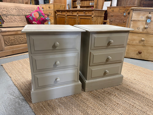 This charming pair of solid pine bedside tables are sturdy and well-maintained. Each features three drawers with dovetail joints, offering plenty of storage space. While there are a few minor marks, they don’t detract from their overall good condition.

Overall Dimensions

46cm wide x 42cm deep x 61cm high

DELIVERY AVAILABLE      

For our other items see our website https://fossewayfurniture.co.uk

collection from our shop at cv36, our collection zone at bs36 or otherwise delivery is available
