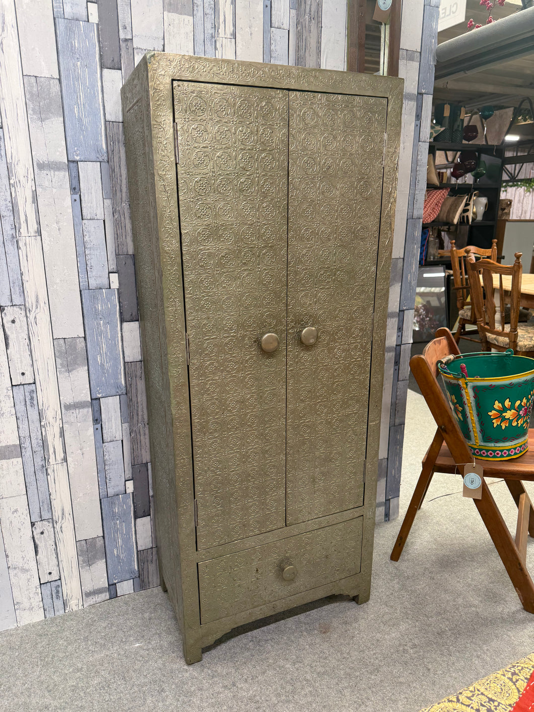 This exceptional Middle Eastern-style cupboard is sturdy and in good overall condition. While it may have some minor imperfections, it offers generous storage space with 2 shelves and 1 drawer.

Overall Dimensions

60cm wide x 35.5cm deep x 151cm high

DELIVERY AVAILABLE    

For our other items see our website https://fossewayfurniture.co.uk

collection from cv36 or delivery available 
