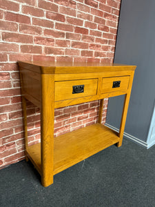 With 2 dovetail drawers and a lower storage shelf, this stunning console table from Oak Furniture Land is a practical and stylish choice for your home. With its durable construction and minor scratches, it's an excellent option for long-lasting use.

Overall Dimensions

90cm wide x 36cm deep x 80cm high

DELIVERY AVAILABLE      

For our other items see our website https://fossewayfurniture.co.uk

collection from our shop at cv36, our collection zone at bs36 or otherwise delivery is available
