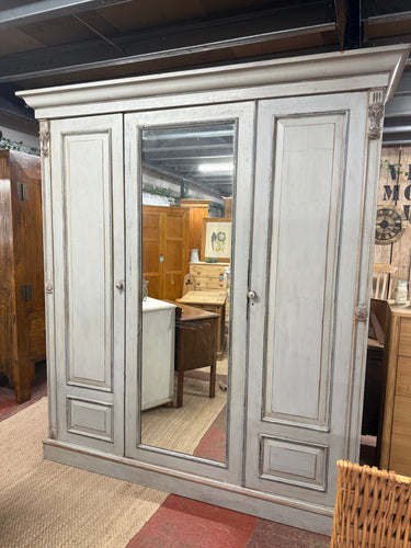 Expertly crafted for durability and spacious storage, this wardrobe features 2 hanging rails, 4 long drawers, and 1 short drawer. Its charm is accentuated by its distressed look, and its sturdy construction makes it the perfect addition to any room. With 4 easily detachable sections, moving this wardrobe is a breeze.

Overall Dimensions

200cm wide x 63cm deep x 222cm high

DELIVERY AVAILABLE      

For our other items see our website https://fossewayfurniture.co.uk

collection from our shop at cv36, our co