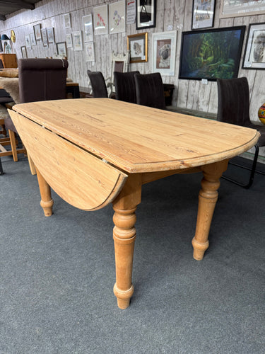This beautiful solid pine drop leaf table is sturdy and well-maintained. While it shows some signs of use, the marks are minor and do not detract from its charm. Perfectly sized, it can easily accommodate 4 to 6 people for meals or gatherings.

Overall Dimensions

136cm diameter x 75cm high extended

DELIVERY AVAILABLE      

For our other items see our website https://fossewayfurniture.co.uk

collection from our shop at cv36, our collection zone at bs36 or otherwise delivery is available
