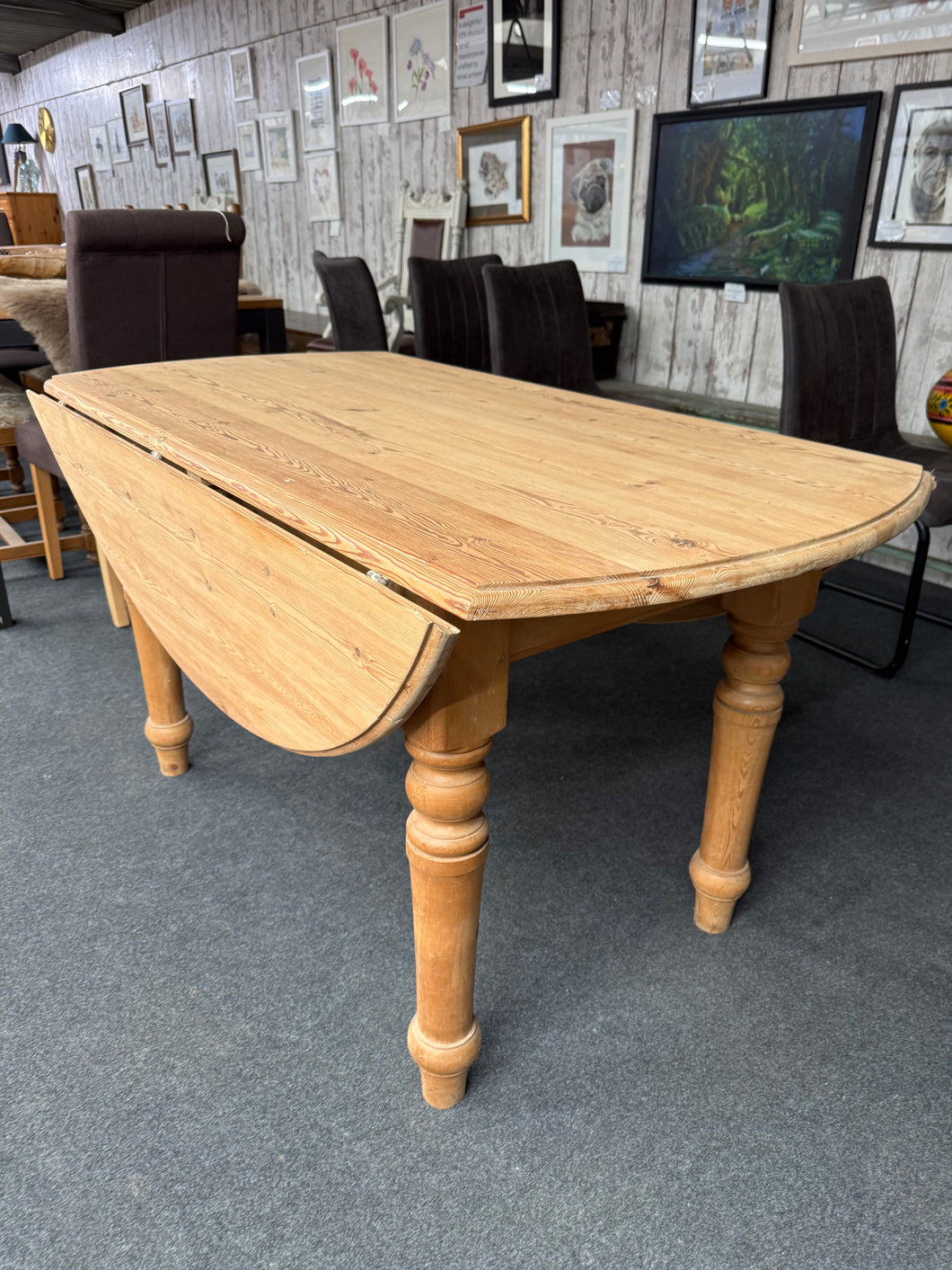 This beautiful solid pine drop leaf table is sturdy and well-maintained. While it shows some signs of use, the marks are minor and do not detract from its charm. Perfectly sized, it can easily accommodate 4 to 6 people for meals or gatherings.

Overall Dimensions

136cm diameter x 75cm high extended

DELIVERY AVAILABLE      

For our other items see our website https://fossewayfurniture.co.uk

collection from our shop at cv36, our collection zone at bs36 or otherwise delivery is available

