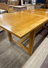Load image into Gallery viewer, Oak Extendable Table

