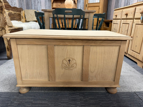 This beautiful oak blanket box has been fully stripped to reveal its natural wood finish and may benefit from a protective wax coat. It is solidly built and remains in great overall shape.

Overall Dimensions

91cm wide x 50cm deep x 50cm high

DELIVERY AVAILABLE      

For our other items see our website https://fossewayfurniture.co.uk

collection from our shop at cv36, our collection zone at bs36 or otherwise delivery is available