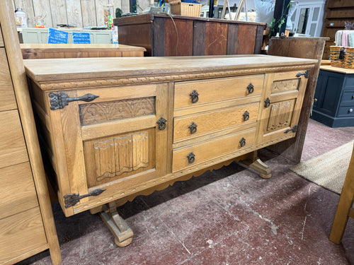 This exquisite Old Charm sideboard is sturdy and remains in excellent condition. While it has been previously used and may have minor markings, they are insignificant. It features two cabinets, each with a single shelf, and three spacious dovetail joint drawers for storage.

Overall Dimensions

162cm wide x 45cm deep x 82cm high

DELIVERY AVAILABLE      

For our other items see our website https://fossewayfurniture.co.uk

collection from our shop at cv36, our collection zone at bs36
