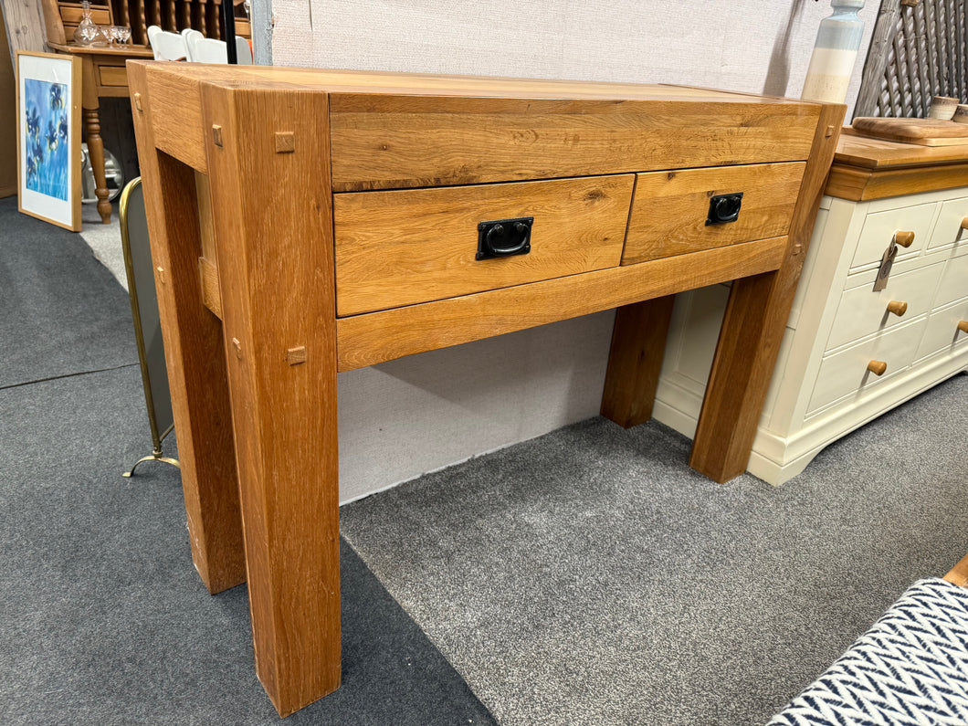 This sturdy oak console table is well-built and remains in good overall condition. It shows some signs of use with minor marks, but nothing significant. Featuring two handy drawers, it provides useful storage space. An excellent choice for your hallway or landing.

Overall Dimensions

120cm wide x 40cm deep x 86cm high

DELIVERY AVAILABLE      

For our other items see our website https://fossewayfurniture.co.uk

collection from our shop at cv36, our collection zone at bs36 or otherwise delivery is availabl