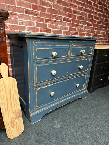 This charming blue wooden chest of drawers features a distressed finish and remains sturdy and well-maintained. It offers plenty of storage space with two small dovetail-jointed drawers above two larger ones.

Overall Dimensions

92cm wide x 49cm deep x 81cm high

DELIVERY AVAILABLE      

For our other items see our website https://fossewayfurniture.co.uk

collection from our shop at cv36, our collection zone at bs36 or otherwise delivery is available
