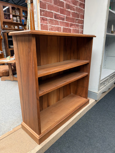 This beautiful hardwood bookcase is solidly built and well-maintained. It shows some minor signs of use but nothing significant. Featuring two shelves, it offers ample space for your books and decor.

Delivery Available

Overall Dimensions

85.5cm wide x 27cm deep x 86cm high 
