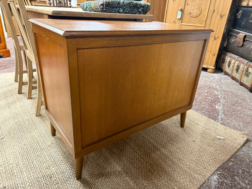 This vintage-inspired blanket box from the 1970s is solidly built and in good condition overall. Though it does show a few signs of wear, they are minor and do not affect its functionality. Has ample storage inside.

Overall Dimensions

91.5cm wide x 49cm deep x 72cm high

DELIVERY AVAILABLE      

For our other items see our website https://fossewayfurniture.co.uk

collection from our shop at cv36, our collection zone at bs36 or otherwise delivery is available
