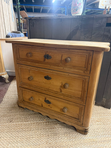This charming antique pine chest of drawers combines timeless style with practical storage. Crafted with care, it features three long dovetail jointed drawers that offer ample space to organize your belongings neatly. While it carries some age-related marks that add character, it remains structurally sound and in good condition. Perfect for adding a warm, vintage touch to any room, this chest blends function and charm for everyday use

Overall Dimensions

88cm wide x 48cm deep x 76cm high

DELIVERY AVAILABL