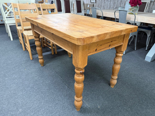 This delightful vintage pine dining table is solidly built and in great shape. It features minor wear that enhances its character and comfortably seats six, perfect for gathering around with family and friends.

Overall Dimensions

122cm long x 74cm wide x 79cm high

DELIVERY AVAILABLE      

For our other items see our website https://fossewayfurniture.co.uk

collection from our shop at cv36, our collection zone at bs36 or otherwise delivery is available
