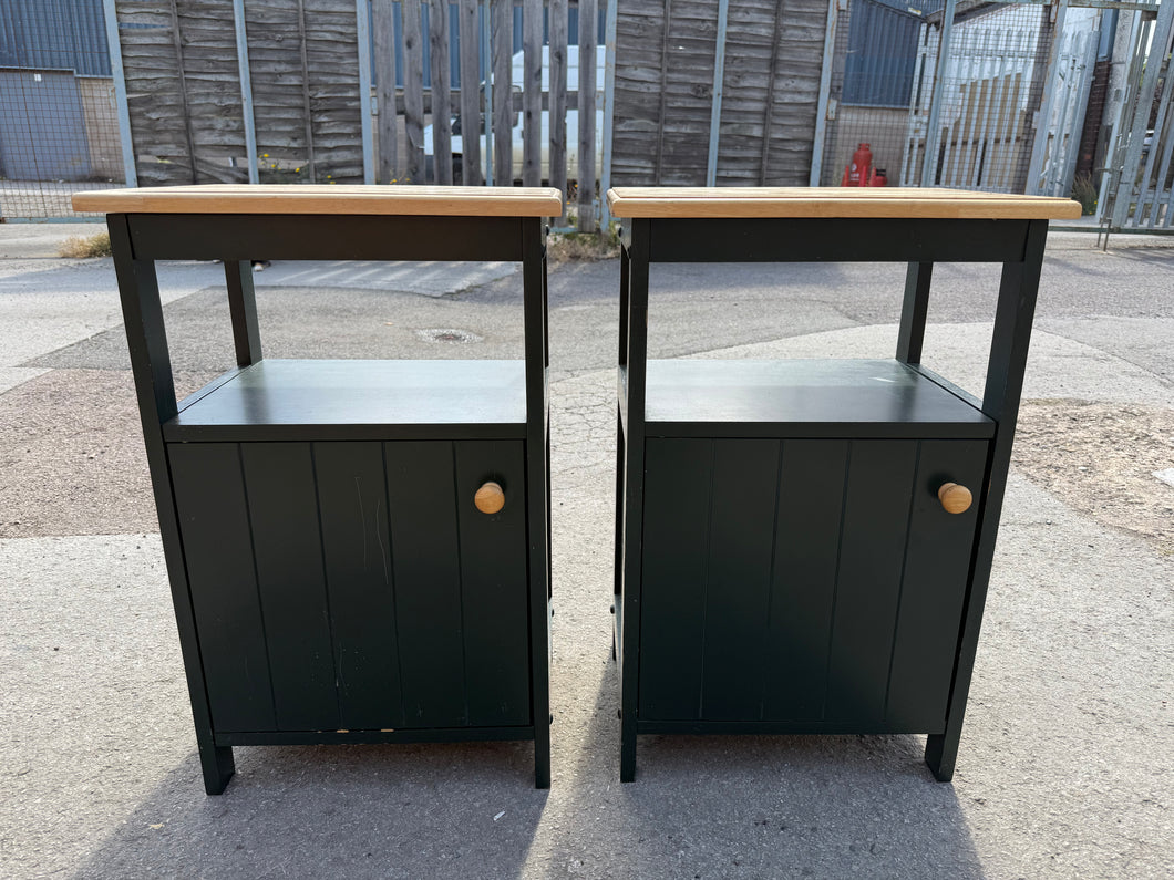 This charming pair of dark green bedside tables are sturdy and in decent condition overall. They show some signs of use, but a fresh coat of paint will easily refresh them. Each bedside features one shelf above a cupboard, providing handy storage space.

Overall Dimensions

46cm wide x 33cm deep x 70cm high

DELIVERY AVAILABLE      

For our other items see our website https://fossewayfurniture.co.uk

collection from our shop at cv36, our collection zone at bs36 or otherwise delivery is available
