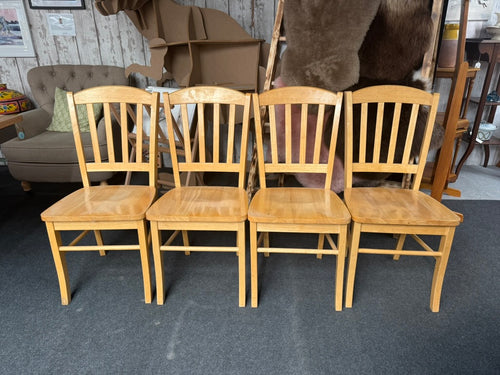 This charming set of four dining chairs is sturdy and generally in great shape. They show some signs of use with minor marks, but nothing significant at all.

Overall Dimensions

44cm wide x 42.5cm deep x 95cm high

DELIVERY AVAILABLE      

For our other items see our website https://fossewayfurniture.co.uk

collection from our shop at cv36, our collection zone at bs36 or otherwise delivery is available
