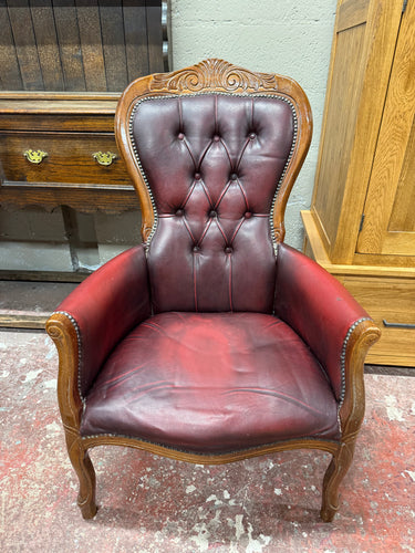 This beautiful Victorian-style oxblood armchair is sturdy and well-maintained. It shows some minor signs of use, but nothing significant. With a bit of polishing, it will look as good as new.

Overall Dimensions

approx : 67cm wide x 47cm deep x 105cm high

DELIVERY AVAILABLE      

For our other items see our website https://fossewayfurniture.co.uk

collection from our shop at cv36, our collection zone at bs36 or otherwise delivery is available\
