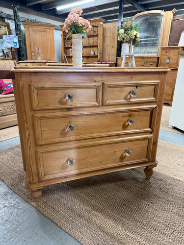 This charming vintage pine chest of drawers is sturdy and well-maintained. While it shows some signs of use with a few marks, these do not impact its functionality. It features two small dovetail jointed drawers above two larger ones, providing ample storage space.

Overall Dimensions

95cm wide x 46.5cm deep x 83.5cm high

DELIVERY AVAILABLE      

For our other items see our website https://fossewayfurniture.co.uk

collection from our shop at cv36, our collection zone at bs36 or otherwise delivery is avai