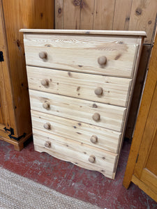 This beautiful stripped pine chest of drawers features 5 spacious drawers for storage. The natural state of the wood may require a protective coat of wax. While there are some minor marks due to previous use, they are not significant.

Overall Dimensions

75cm wide x 42cm deep x 99cm high

DELIVERY AVAILABLE      

For our other items see our website https://fossewayfurniture.co.uk

collection from our shop at cv36, our collection zone at bs36 or otherwise delivery is available
