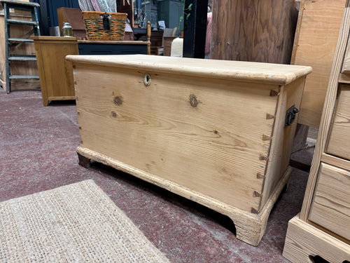 This elegant blanket box, made of solid pine, has been stripped to reveal its natural beauty. A coat of wax can be applied for protection. The box features handles on both sides for convenient transportation. The interior may require some minor repair.

Overall Dimensions

96cm wide x 47cm deep x 56cm high

DELIVERY AVAILABLE      

For our other items see our website https://fossewayfurniture.co.uk

collection from our shop at cv36, our collection zone at bs36 or otherwise delivery is available
