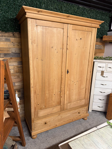 This beautiful antique pine wardrobe is solidly built and well-preserved considering its age. While it shows some minor signs of wear, these don’t affect its charm. It offers generous storage with a hanging rail, a shelf, and a spacious dovetail-jointed drawer. For convenience, it can be fully dismantled to simplify moving and includes a key for secure use.

Overall Dimensions

131.5cm wide x 59cm deep x 192cm high

DELIVERY AVAILABLE      

For our other items see our website https://fossewayfurniture.co.u