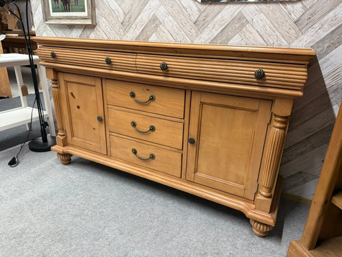 This charming pine sideboard is sturdy and generally in great shape. While it’s pre-loved and shows a few small marks, they’re nothing significant. It offers plenty of storage with two large drawers, three smaller drawers, and two single cupboards, each featuring a shelf inside.

Overall Dimensions

150cm wide x 43cm deep x 87cm high

DELIVERY AVAILABLE      

For our other items see our website https://fossewayfurniture.co.uk

collection from our shop at CV36 4QZ or purchase online for delivery.
